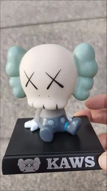 KAWS 캐릭터 피규어 약 15cm