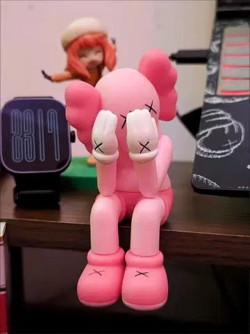 Kaws 핑크 피규어 얼굴을 가리는