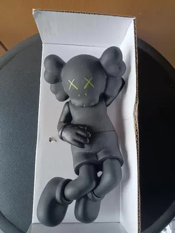 kaws 블랙 피규어 누워있는 캐릭터