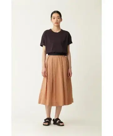2022SS 마가렛호웰 LIGHT LINEN 턱 스커트