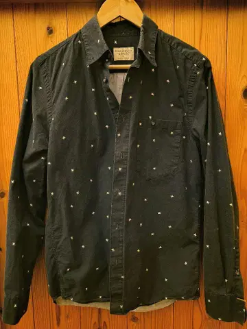 Nudie Jeans. 레어 블랙 디자인 셔츠