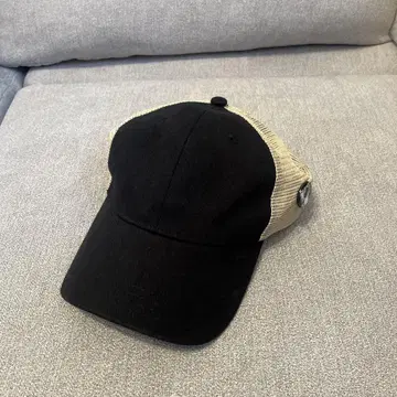 Brandy Melville 블랑디 멜빌 캔뱃지가 달린 캡