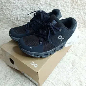 On 클라우드 플라이어 4 러닝화 24.5cm 블랙 화이트