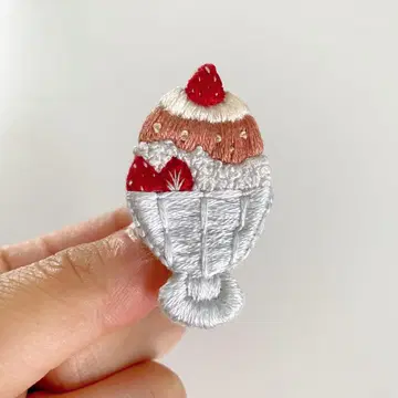딸기 우유 빙수 손자수 브로치