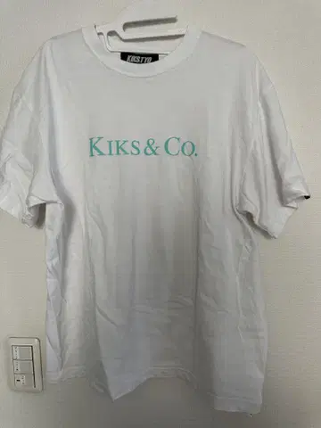 KIKSTYO KIKS&Co. 화이트 티셔츠 스니커즈