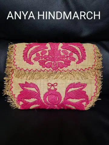 ANYA HINDMARCH 클러치백 자수