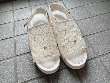 란다 RANDA 화이트 꽃무늬 자수 슬라이드 샌들