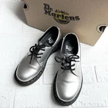 "새상품급" "박스 포함" Dr.Martens 실버 1461 22cm