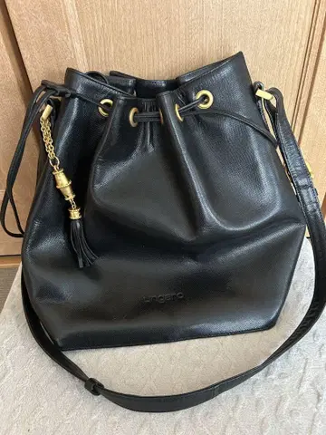 Ungaro paris 블랙 가죽 버킷 백
