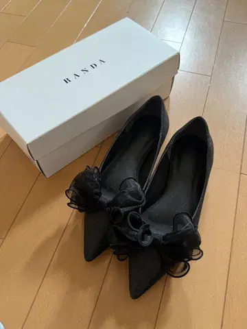 [가격 인하] RANDA 리본 포함 블랙 펌프스