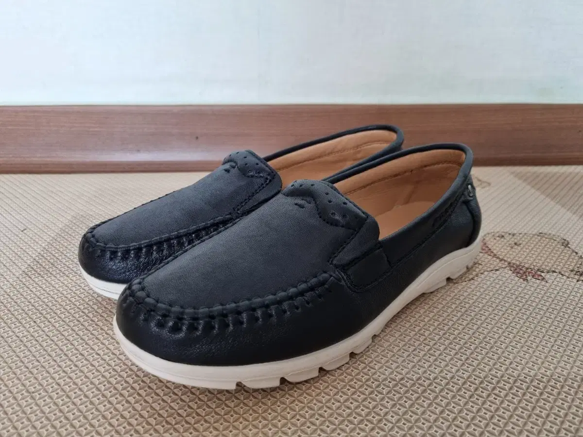 Bearpaw Lambskin Flats, Size 240, Black