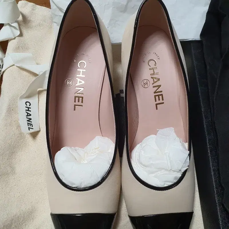 (1회착용) CHANEL 샤넬 라미네이트 램스킨 펌프스 - 36.5