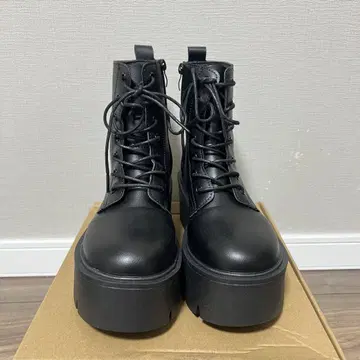 통굽 레이스업 부츠 블랙