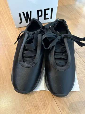 JWPEI FLAVIA 발레리나 스니커즈 레어 블랙 컬러
