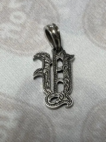 Engraved Initial Pendant 안티도트 쿠티