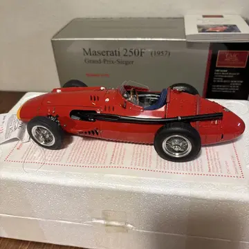 마세라티 250F (1957) 1/18 CMC