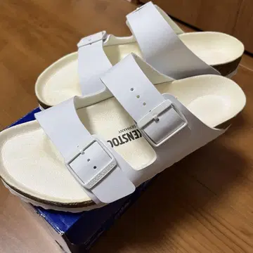 (미사용 새상품) BIRKENSTOCK Arizona 화이트 사이즈 40