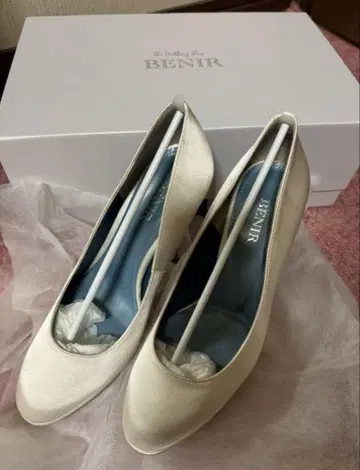 BENIR 새틴 화이트 하이힐