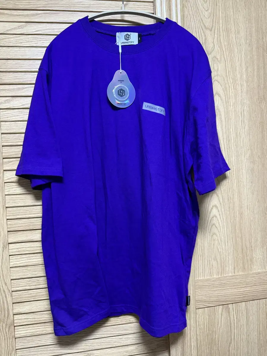 Urbanstoff short sleeve t-shirt, size large, new product