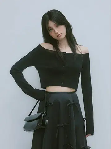 세미 오프숄더 울트라 크롭 가디건 블랙