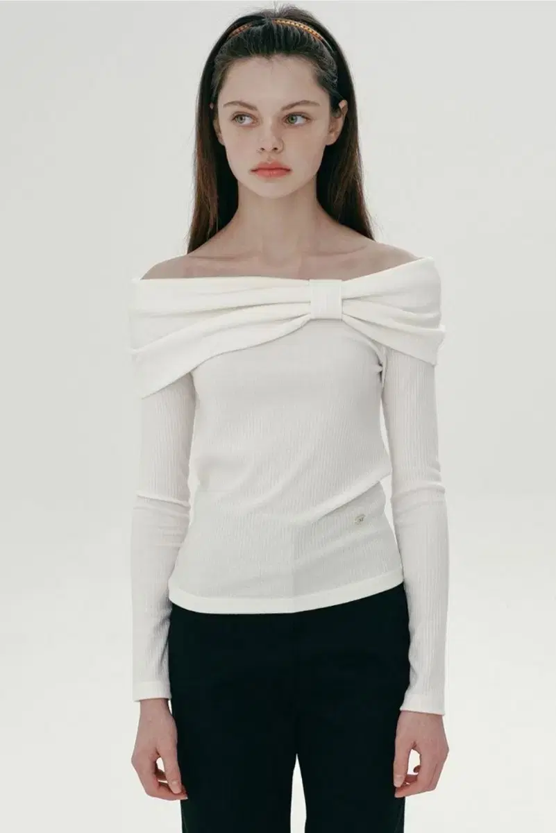 Margarin Fingers Off-Shoulder Knit