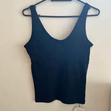 블랙 U 넥 탱크탑 금속 플레이트 포함