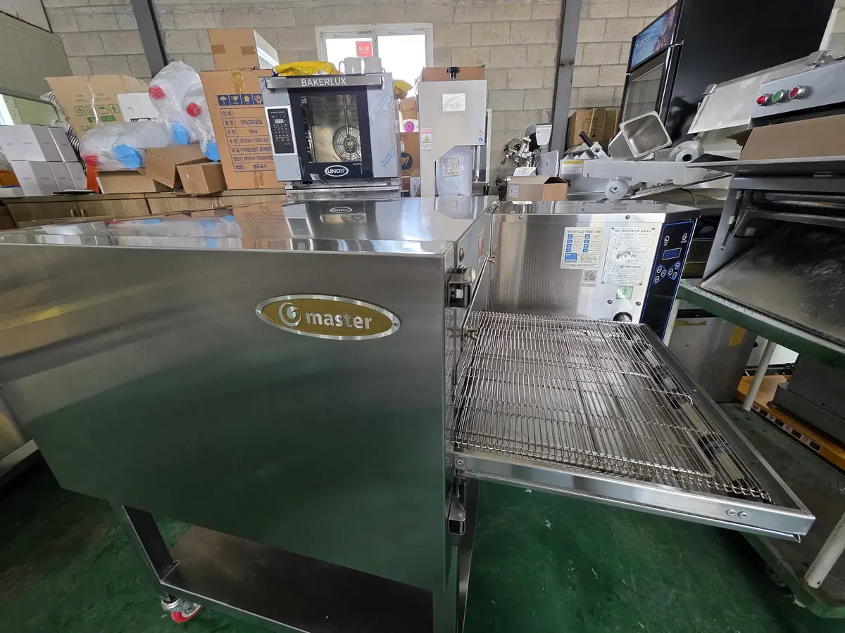 Used commercial pizza oven (gas conveyor oven)
