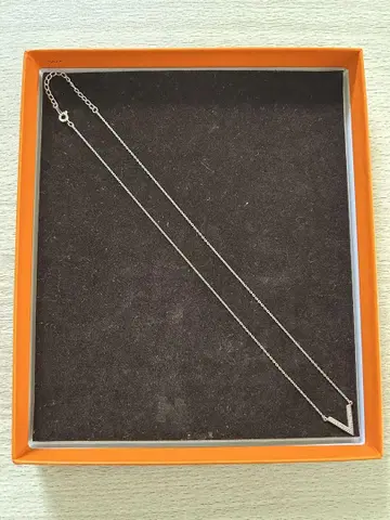 가격 대폭 인하 실버 V자형 펜던트 목걸이 24cm