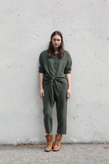 검은 학 점프수트
