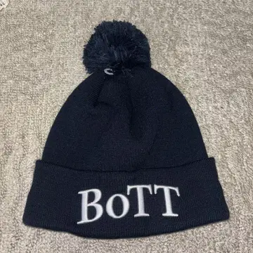 폼폼 포함 블랙 니트 모자 BoTT