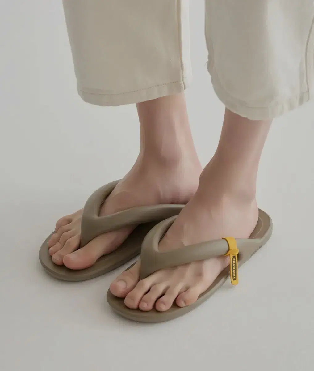 Toe&Toe Xero Gravity Flat Thong Mud Khaki