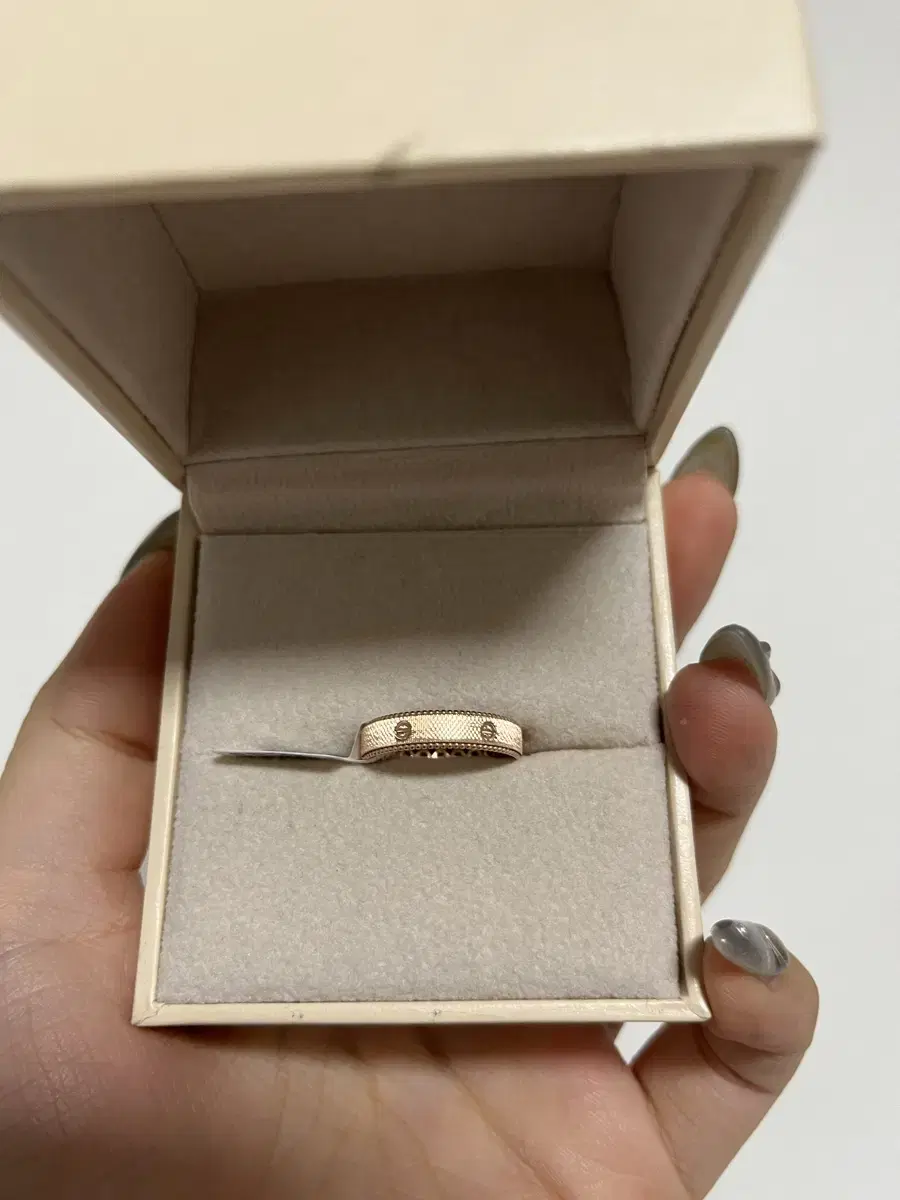Rose Gold 14k Gold vahn with a luxurious pattern