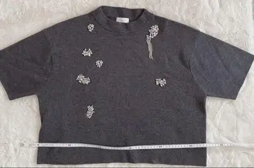 미사용 새상품 Ballsey 비쥬 장식 그레이 크롭 니트 반팔