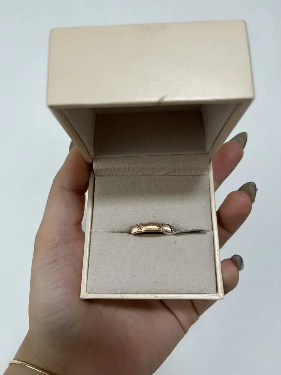 14k Gold vahn with a striking starlight eunha pattern