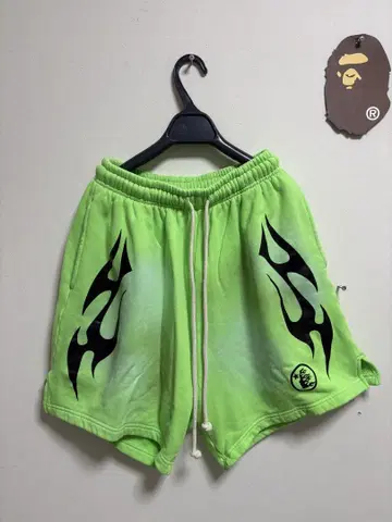 HELLSTAR 형광 그린 프레임 숏 팬츠