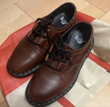Dr. Martens 브라운