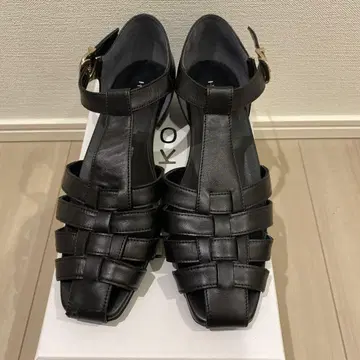 HIMIKO 블랙 구르카 샌들 로우 힐 24cm