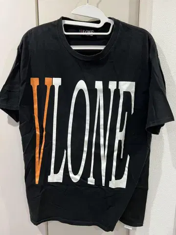 VLONE 블랙 티셔츠