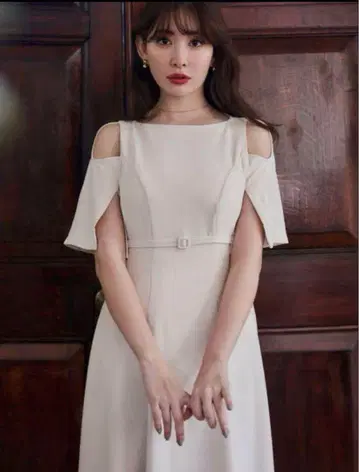 아델라이드 슬릿 소매 벨트 장식 드레스