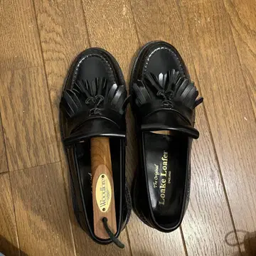 Loake 블랙 가죽 로퍼 프린지 장식