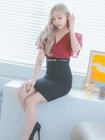6월 세일 티카 새상품 레드와 블랙 플레어 슬리브 타이트 스커트