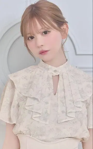 미셸 마카롱 로얄 플뢰르 케이프 블라우스