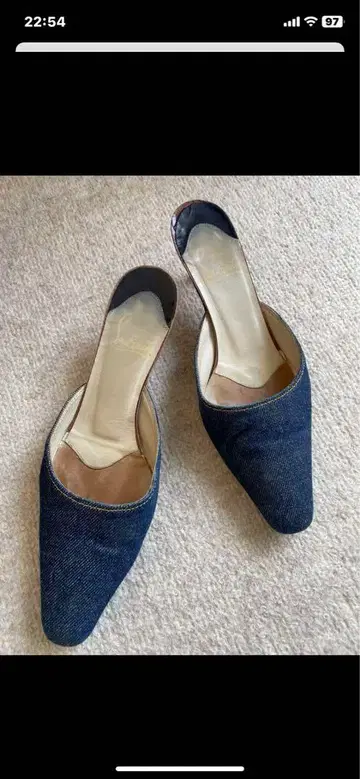 크리스찬루부탱의 데님 뮬입니다.