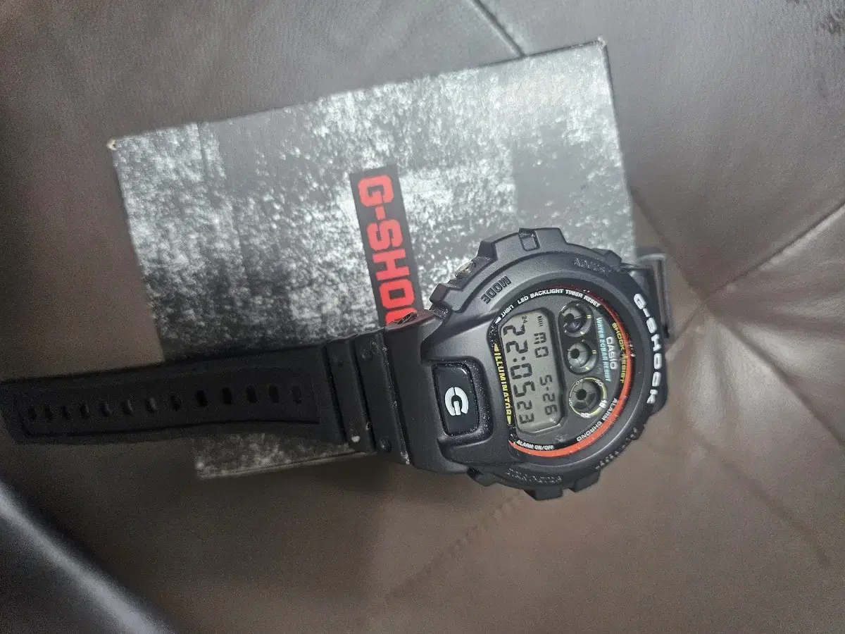 카시오 지샥 DW-6900RL-1DR 시계 팝니다