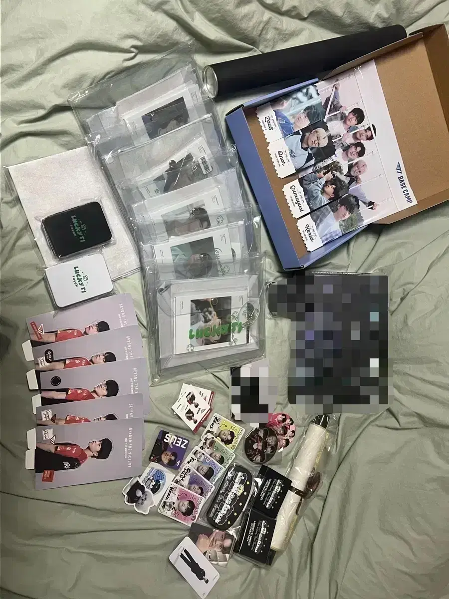 T1 Goods, season's greetings, dolls, etc. - bulk