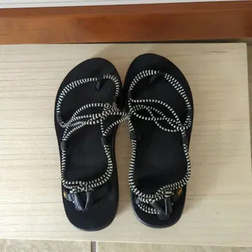 Teva 보야 인피니티 샌들 블랙