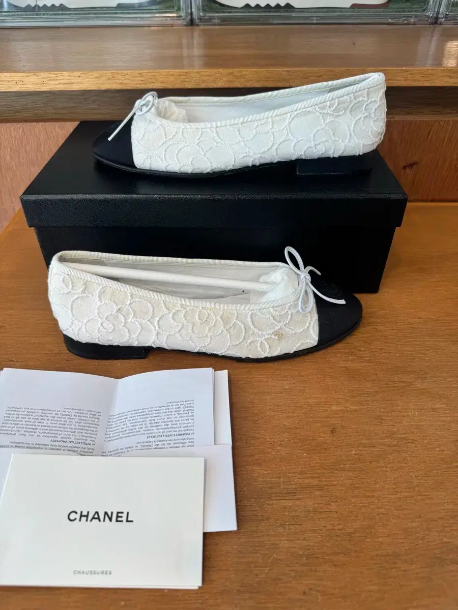 36.5/235) Chanel Flats