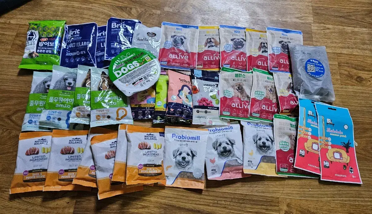Dog food sample collection, 28 pieces