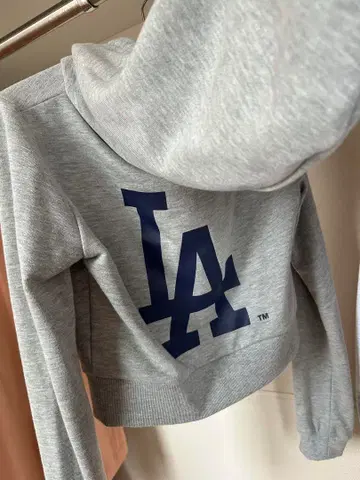 GYDA LA 로고 후드 부착 집업 그레이