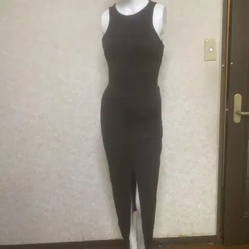 자라 블랙 슬리브리스 타이트 원피스. S 사이즈. 새상품.